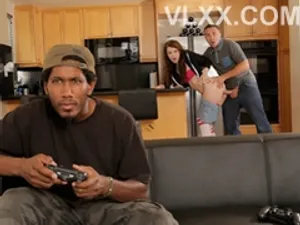 Con trai đi bàn việc làm ăn, bố ở nhà nện nàng dâu ngoại quốc dễ thương