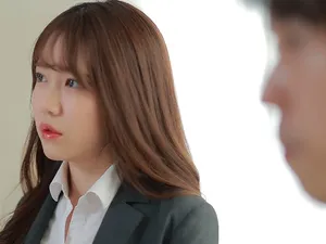 Người đẹp Pháp cao ráo mặc tất đen. Cô ấy có thân hình đẹp. Tôi thực sự muốn xé toạc quần lót của cô ta ra.